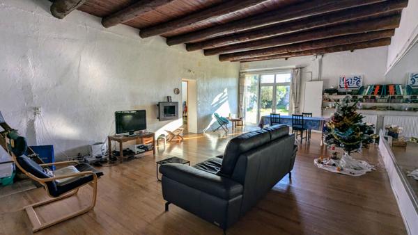 Mas authentique en coeur de village avec terrain constructible de 3000 m²