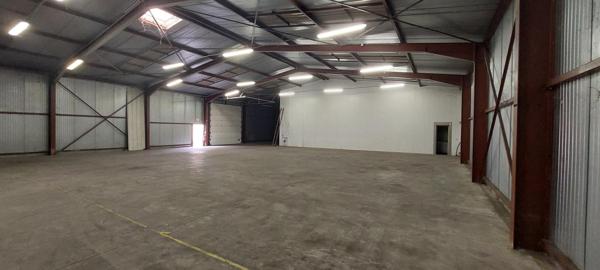 Local artisanal, commercial ou dépôt de 400 m²