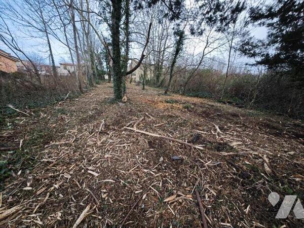 MOISSAT-HAUT - Vue sur Chaîne des Puys

L'Office Notarial vous propose à la vente un terrain ...