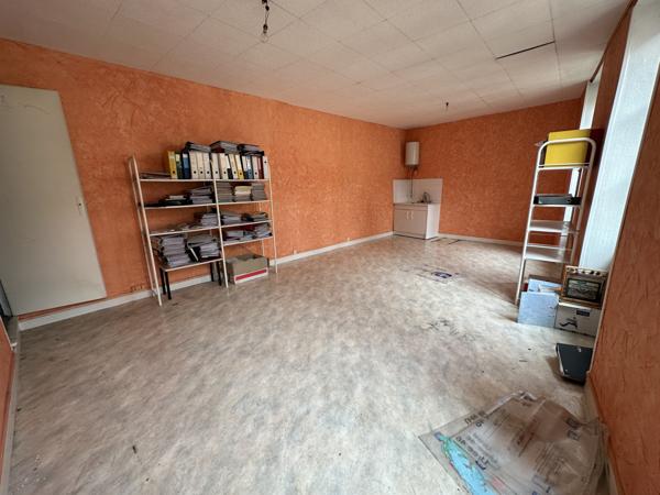 Tournus (71700) TOURNUS Emplacement N°1 - Local commercial avec vitrine + bureaux à l'étage