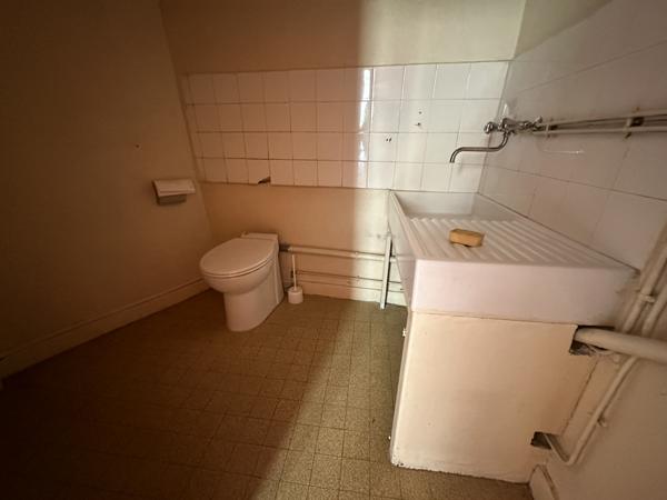 Tournus (71700) TOURNUS Emplacement N°1 - Local commercial avec vitrine + bureaux à l'étage