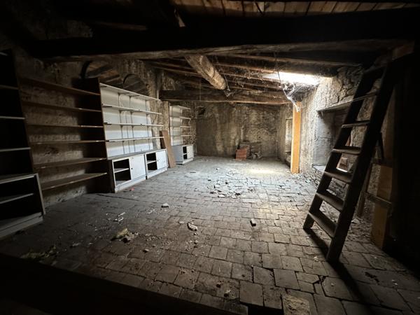 Tournus (71700) TOURNUS Emplacement N°1 - Local commercial avec vitrine + bureaux à l'étage