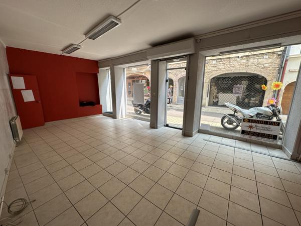 Tournus (71700) TOURNUS Emplacement N°1 - Local commercial avec vitrine + bureaux à l'étage
