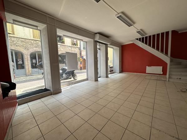 Tournus (71700) TOURNUS Emplacement N°1 - Local commercial avec vitrine + bureaux à l'étage