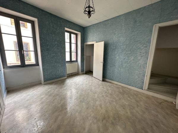 Tournus (71700) TOURNUS Emplacement N°1 - Local commercial avec vitrine + bureaux à l'étage