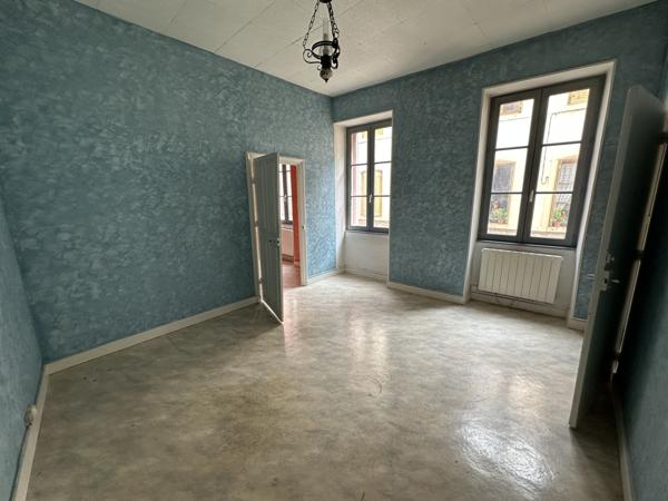 Tournus (71700) TOURNUS Emplacement N°1 - Local commercial avec vitrine + bureaux à l'étage