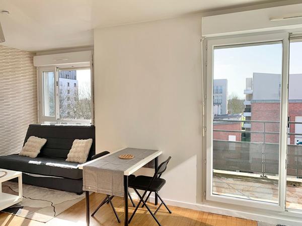 À louer. Studio meublé avec balcon et parking . Proche RER A et Val d'Europe