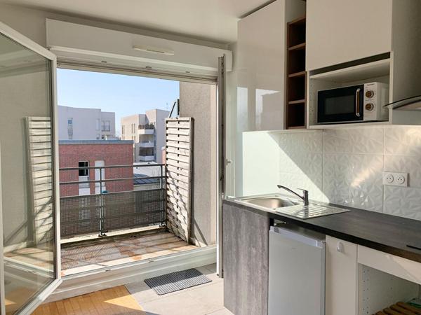 À louer. Studio meublé avec balcon et parking . Proche RER A et Val d'Europe