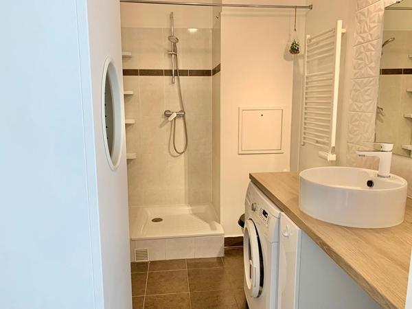 À louer. Studio meublé avec balcon et parking . Proche RER A et Val d'Europe