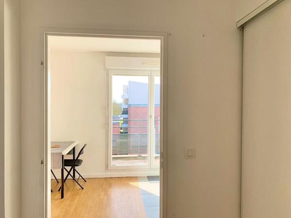 À louer. Studio meublé avec balcon et parking . Proche RER A et Val d'Europe