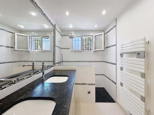 Villa rénovée avec piscine à débordement - Quartier recherché - 5 min du port et des commerces