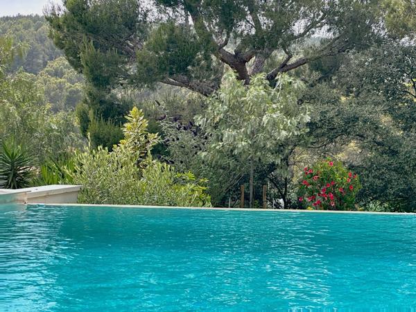 Villa rénovée avec piscine à débordement - Quartier recherché - 5 min du port et des commerces