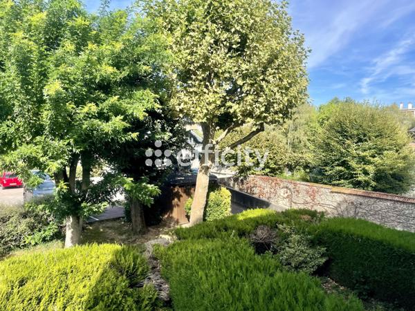 Appartement
         4 pièces
        - 105 m² 690 000 € *