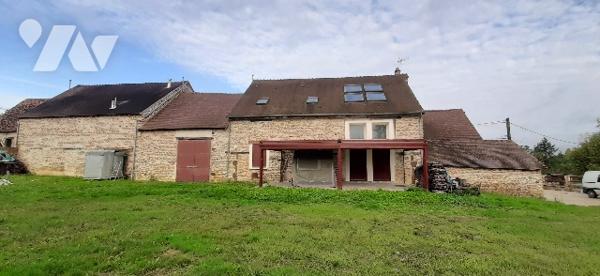 Fermette avec dépendances entièrement restaurée .