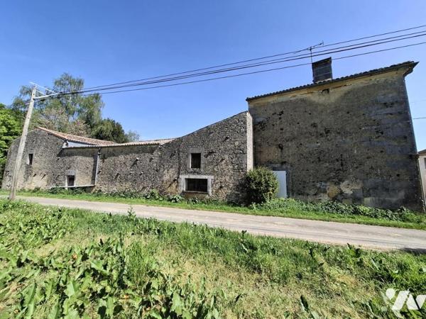 Belle maison de Maître à rénover à BRIZAMBOURG avec beaucoup de dépendances sur 4143m² de terrain 