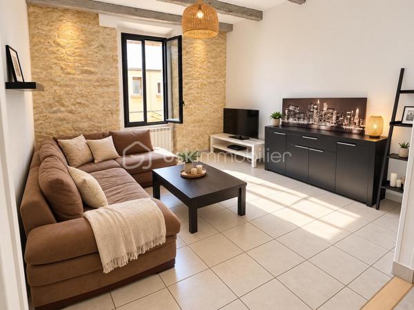 À Port-Saint-Louis-du-Rhône, découvrez cet appartement T3 traversant de 67 m², situé au 1er étage d'un petit immeuble de 3 niveaux, sans ascenseur.

L'appartement offre une distribution fonctionnelle avec une entrée, un séjour, une cuisine indépendante aménagée et équipée, deux chambres, une salle d'eau et des WC séparés.

En bon état général, il bénéficie de fenêtres en aluminium avec moustiquaires, d'un chauffage électrique et de la fibre optique.

Une cave privative complète le bien et offre un espace de rangement supplémentaire.

Les atouts du bien :

- Grand séjour avec mur en pierre 
- Appartement traversant
- Cuisine indépendante aménagée et équipée
- Moustiquaires aux fenêtres
- Cave privative
- Fenêtres double vitrage 

Ce bien peut convenir aussi bien à un premier achat qu'à un investissement locatif.

Pour plus d'informations ou pour organiser une visite, contactez moi.