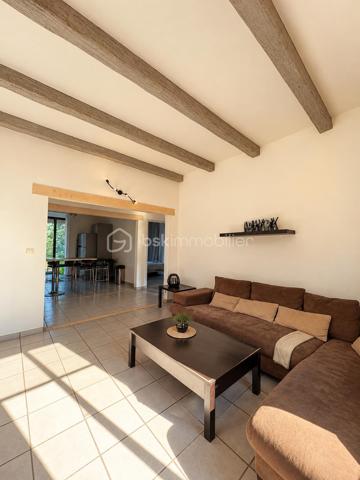 À Port-Saint-Louis-du-Rhône, découvrez cet appartement T3 traversant de 67 m², situé au 1er étage d'un petit immeuble de 3 niveaux, sans ascenseur.

L'appartement offre une distribution fonctionnelle avec une entrée, un séjour, une cuisine indépendante aménagée et équipée, deux chambres, une salle d'eau et des WC séparés.

En bon état général, il bénéficie de fenêtres en aluminium avec moustiquaires, d'un chauffage électrique et de la fibre optique.

Une cave privative complète le bien et offre un espace de rangement supplémentaire.

Les atouts du bien :

- Grand séjour avec mur en pierre 
- Appartement traversant
- Cuisine indépendante aménagée et équipée
- Moustiquaires aux fenêtres
- Cave privative
- Fenêtres double vitrage 

Ce bien peut convenir aussi bien à un premier achat qu'à un investissement locatif.

Pour plus d'informations ou pour organiser une visite, contactez moi.