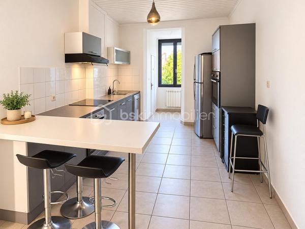 À Port-Saint-Louis-du-Rhône, découvrez cet appartement T3 traversant de 67 m², situé au 1er étage d'un petit immeuble de 3 niveaux, sans ascenseur.

L'appartement offre une distribution fonctionnelle avec une entrée, un séjour, une cuisine indépendante aménagée et équipée, deux chambres, une salle d'eau et des WC séparés.

En bon état général, il bénéficie de fenêtres en aluminium avec moustiquaires, d'un chauffage électrique et de la fibre optique.

Une cave privative complète le bien et offre un espace de rangement supplémentaire.

Les atouts du bien :

- Grand séjour avec mur en pierre 
- Appartement traversant
- Cuisine indépendante aménagée et équipée
- Moustiquaires aux fenêtres
- Cave privative
- Fenêtres double vitrage 

Ce bien peut convenir aussi bien à un premier achat qu'à un investissement locatif.

Pour plus d'informations ou pour organiser une visite, contactez moi.