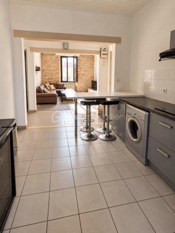 À Port-Saint-Louis-du-Rhône, découvrez cet appartement T3 traversant de 67 m², situé au 1er étage d'un petit immeuble de 3 niveaux, sans ascenseur.

L'appartement offre une distribution fonctionnelle avec une entrée, un séjour, une cuisine indépendante aménagée et équipée, deux chambres, une salle d'eau et des WC séparés.

En bon état général, il bénéficie de fenêtres en aluminium avec moustiquaires, d'un chauffage électrique et de la fibre optique.

Une cave privative complète le bien et offre un espace de rangement supplémentaire.

Les atouts du bien :

- Grand séjour avec mur en pierre 
- Appartement traversant
- Cuisine indépendante aménagée et équipée
- Moustiquaires aux fenêtres
- Cave privative
- Fenêtres double vitrage 

Ce bien peut convenir aussi bien à un premier achat qu'à un investissement locatif.

Pour plus d'informations ou pour organiser une visite, contactez moi.