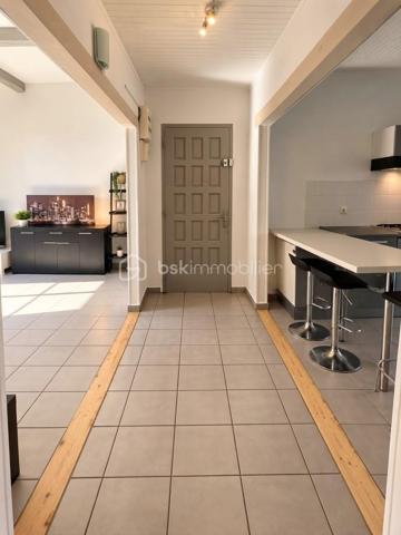 À Port-Saint-Louis-du-Rhône, découvrez cet appartement T3 traversant de 67 m², situé au 1er étage d'un petit immeuble de 3 niveaux, sans ascenseur.

L'appartement offre une distribution fonctionnelle avec une entrée, un séjour, une cuisine indépendante aménagée et équipée, deux chambres, une salle d'eau et des WC séparés.

En bon état général, il bénéficie de fenêtres en aluminium avec moustiquaires, d'un chauffage électrique et de la fibre optique.

Une cave privative complète le bien et offre un espace de rangement supplémentaire.

Les atouts du bien :

- Grand séjour avec mur en pierre 
- Appartement traversant
- Cuisine indépendante aménagée et équipée
- Moustiquaires aux fenêtres
- Cave privative
- Fenêtres double vitrage 

Ce bien peut convenir aussi bien à un premier achat qu'à un investissement locatif.

Pour plus d'informations ou pour organiser une visite, contactez moi.