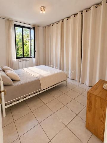 À Port-Saint-Louis-du-Rhône, découvrez cet appartement T3 traversant de 67 m², situé au 1er étage d'un petit immeuble de 3 niveaux, sans ascenseur.

L'appartement offre une distribution fonctionnelle avec une entrée, un séjour, une cuisine indépendante aménagée et équipée, deux chambres, une salle d'eau et des WC séparés.

En bon état général, il bénéficie de fenêtres en aluminium avec moustiquaires, d'un chauffage électrique et de la fibre optique.

Une cave privative complète le bien et offre un espace de rangement supplémentaire.

Les atouts du bien :

- Grand séjour avec mur en pierre 
- Appartement traversant
- Cuisine indépendante aménagée et équipée
- Moustiquaires aux fenêtres
- Cave privative
- Fenêtres double vitrage 

Ce bien peut convenir aussi bien à un premier achat qu'à un investissement locatif.

Pour plus d'informations ou pour organiser une visite, contactez moi.