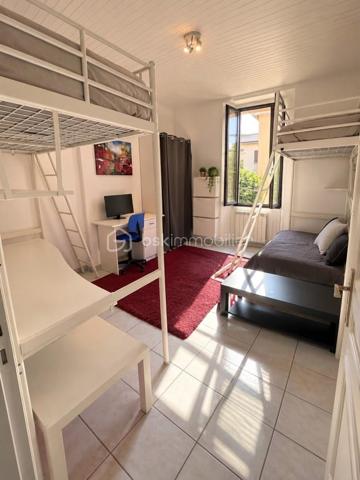 À Port-Saint-Louis-du-Rhône, découvrez cet appartement T3 traversant de 67 m², situé au 1er étage d'un petit immeuble de 3 niveaux, sans ascenseur.

L'appartement offre une distribution fonctionnelle avec une entrée, un séjour, une cuisine indépendante aménagée et équipée, deux chambres, une salle d'eau et des WC séparés.

En bon état général, il bénéficie de fenêtres en aluminium avec moustiquaires, d'un chauffage électrique et de la fibre optique.

Une cave privative complète le bien et offre un espace de rangement supplémentaire.

Les atouts du bien :

- Grand séjour avec mur en pierre 
- Appartement traversant
- Cuisine indépendante aménagée et équipée
- Moustiquaires aux fenêtres
- Cave privative
- Fenêtres double vitrage 

Ce bien peut convenir aussi bien à un premier achat qu'à un investissement locatif.

Pour plus d'informations ou pour organiser une visite, contactez moi.