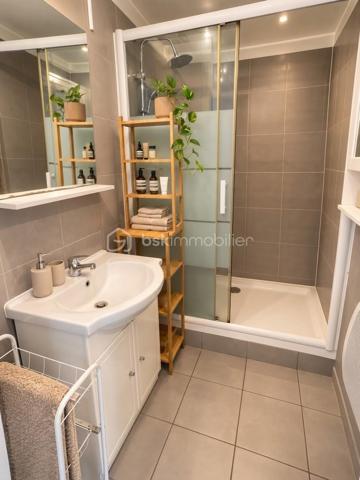 À Port-Saint-Louis-du-Rhône, découvrez cet appartement T3 traversant de 67 m², situé au 1er étage d'un petit immeuble de 3 niveaux, sans ascenseur.

L'appartement offre une distribution fonctionnelle avec une entrée, un séjour, une cuisine indépendante aménagée et équipée, deux chambres, une salle d'eau et des WC séparés.

En bon état général, il bénéficie de fenêtres en aluminium avec moustiquaires, d'un chauffage électrique et de la fibre optique.

Une cave privative complète le bien et offre un espace de rangement supplémentaire.

Les atouts du bien :

- Grand séjour avec mur en pierre 
- Appartement traversant
- Cuisine indépendante aménagée et équipée
- Moustiquaires aux fenêtres
- Cave privative
- Fenêtres double vitrage 

Ce bien peut convenir aussi bien à un premier achat qu'à un investissement locatif.

Pour plus d'informations ou pour organiser une visite, contactez moi.