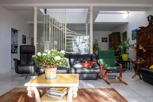 A VENDRE MAISON DE VILLE AVEC JARDIN ET DOUBLE GARAGE BORDEAUX SAINT SEURIN PROCHE DES COMMERCES