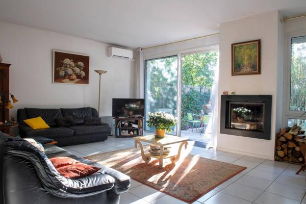 A VENDRE MAISON DE VILLE AVEC JARDIN ET DOUBLE GARAGE BORDEAUX SAINT SEURIN PROCHE DES COMMERCES