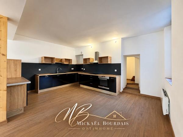 Appartement T4 entièrement rénové – 3 chambres – double accès – Le Lude centre