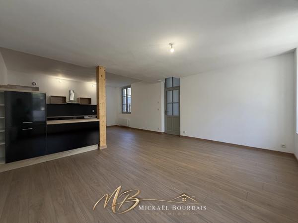 Appartement T4 entièrement rénové – 3 chambres – double accès – Le Lude centre