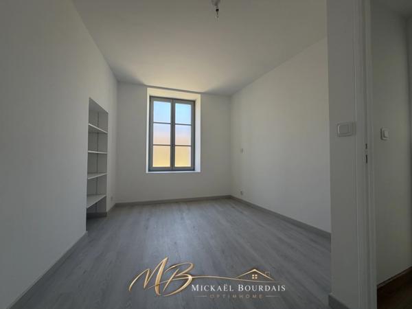 Appartement T4 entièrement rénové – 3 chambres – double accès – Le Lude centre