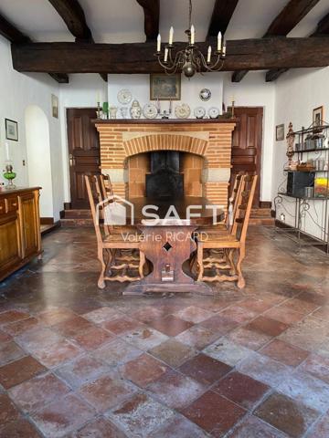 Spacieuse maison de ville 275 m2 avec garages attenants, cave et terrasse.