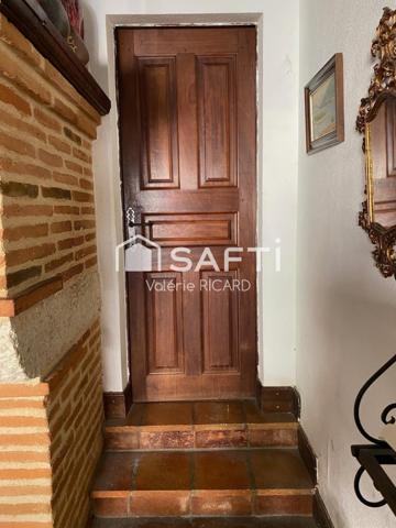 Spacieuse maison de ville 275 m2 avec garages attenants, cave et terrasse.