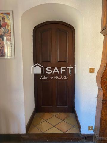 Spacieuse maison de ville 275 m2 avec garages attenants, cave et terrasse.