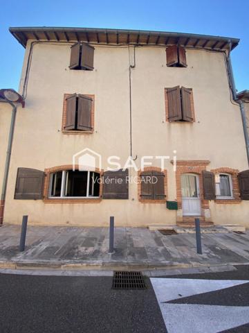 Spacieuse maison de ville 275 m2 avec garages attenants, cave et terrasse.