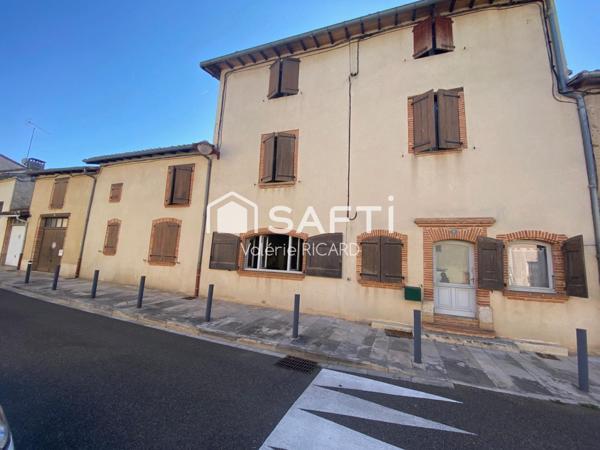 Spacieuse maison de ville 275 m2 avec garages attenants, cave et terrasse.