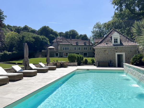Belle demeure ancienne sur un parc de 7 500m² avec dépendance et piscine.