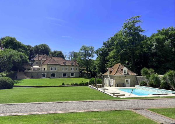 Belle demeure ancienne sur un parc de 7 500m² avec dépendance et piscine.
