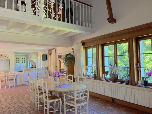 Belle demeure ancienne sur un parc de 7 500m² avec dépendance et piscine.
