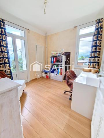 BELLE FAMILIALE pyrénéenne en pierre. 300 m des commerces !