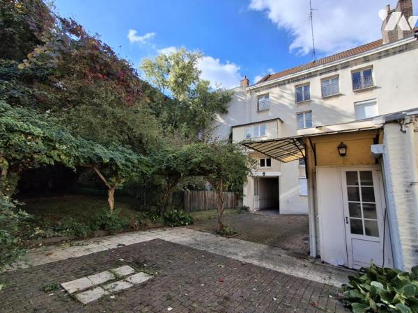 Vieux LILLE Maison de 375m² hab - Jardin de 300m² SUD-EST entrée par porche avec accès AUTOMOBILE. 