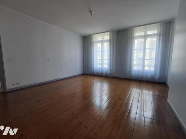 Vieux LILLE Maison de 375m² hab - Jardin de 300m² SUD-EST entrée par porche avec accès AUTOMOBILE. 