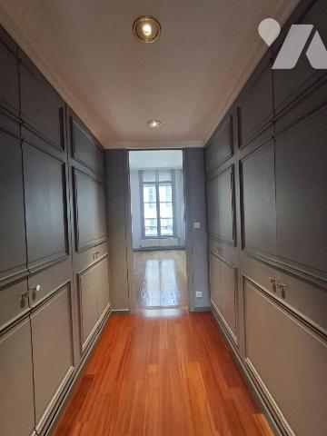 Vieux LILLE Maison de 375m² hab - Jardin de 300m² SUD-EST entrée par porche avec accès AUTOMOBILE. 