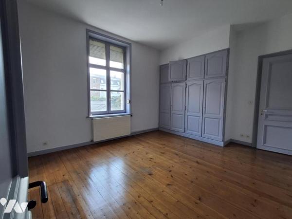 Vieux LILLE Maison de 375m² hab - Jardin de 300m² SUD-EST entrée par porche avec accès AUTOMOBILE. 