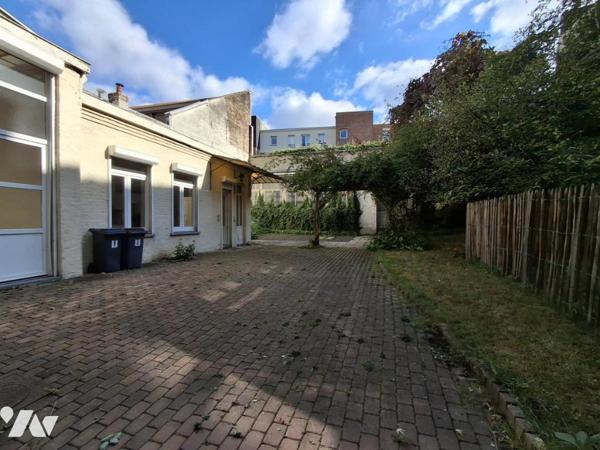 Vieux LILLE Maison de 375m² hab - Jardin de 300m² SUD-EST entrée par porche avec accès AUTOMOBILE. 