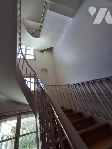 Vieux LILLE Maison de 375m² hab - Jardin de 300m² SUD-EST entrée par porche avec accès AUTOMOBILE. 