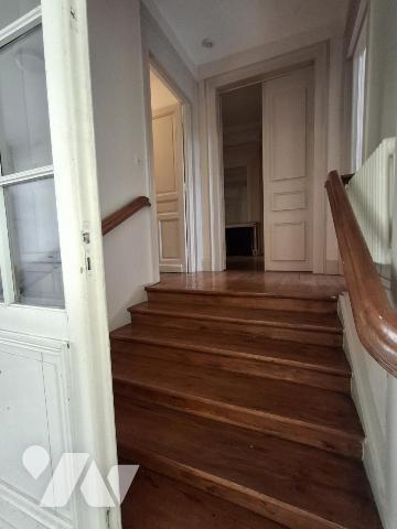 Vieux LILLE Maison de 375m² hab - Jardin de 300m² SUD-EST entrée par porche avec accès AUTOMOBILE. 