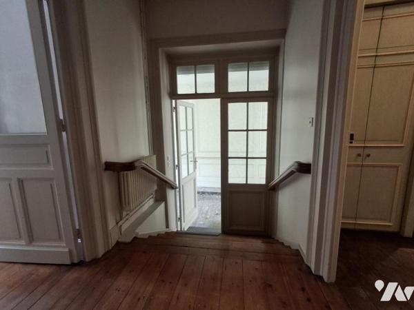 Vieux LILLE Maison de 375m² hab - Jardin de 300m² SUD-EST entrée par porche avec accès AUTOMOBILE. 