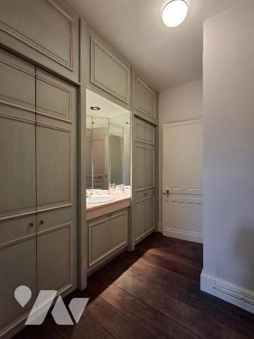 Vieux LILLE Maison de 375m² hab - Jardin de 300m² SUD-EST entrée par porche avec accès AUTOMOBILE. 